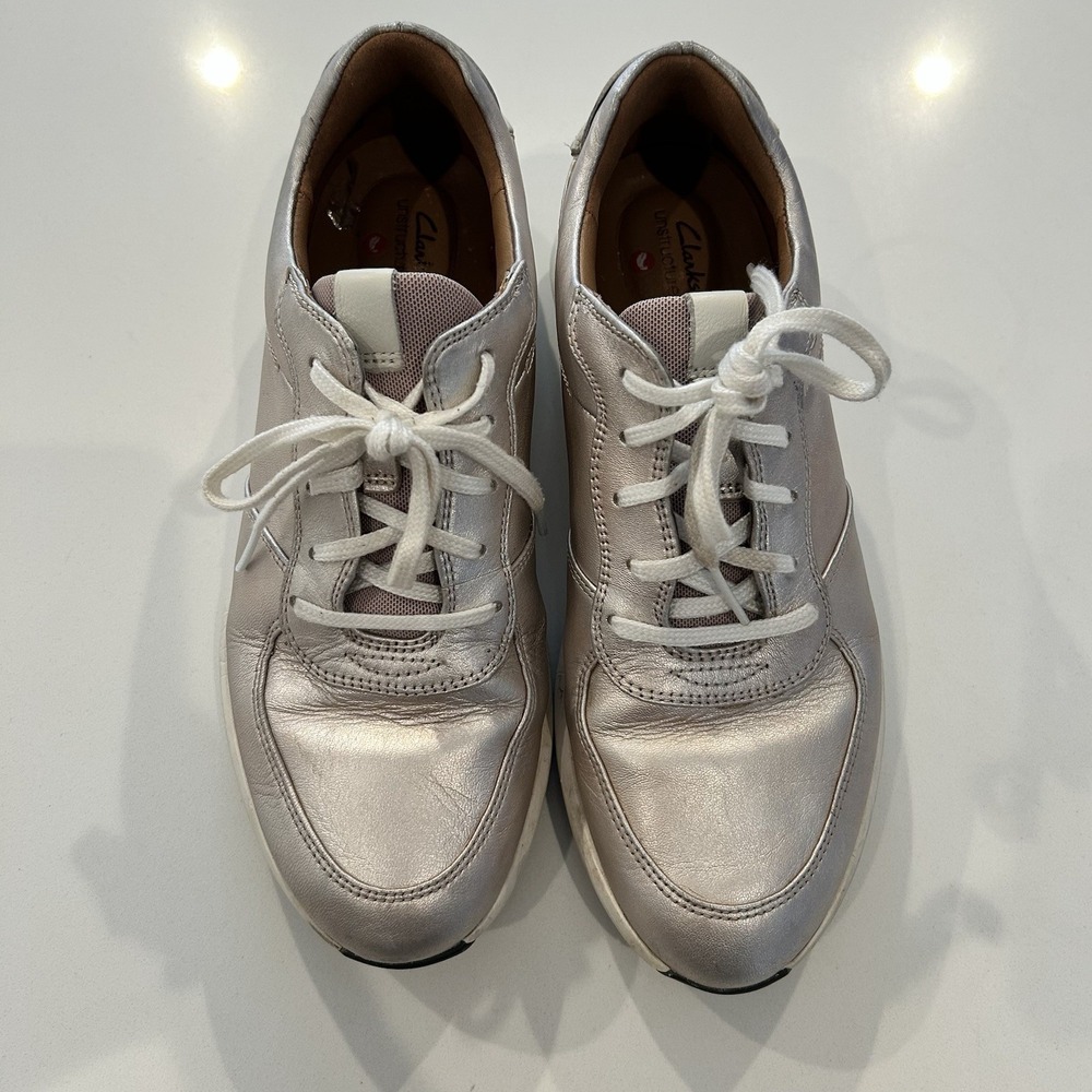 Clarks Un Rio Sprint Leather Metallic Platinum Sneaker Shoe Sz‎ 8.5M Fits Small